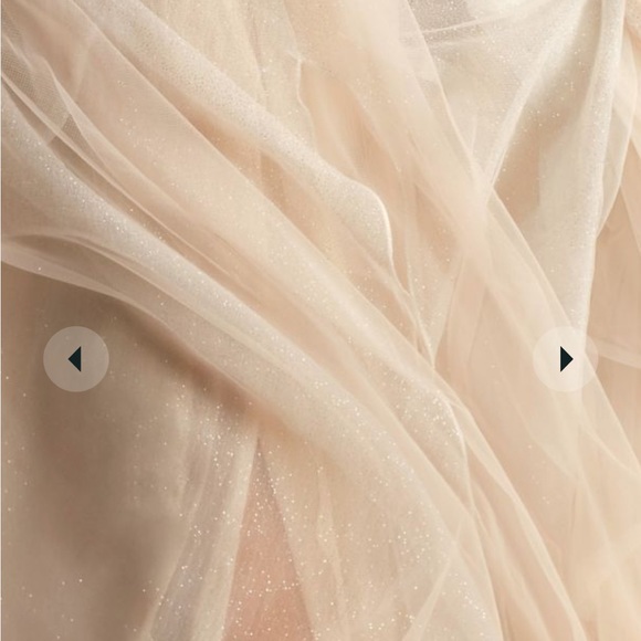 GALINA SIGNATURE
illusion plunge lace appliqued wedding dress IVORY/CASHMERE - Picture 3 of 10